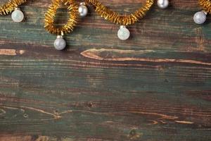 kerstbal ornament items decoratie op houten tafel foto