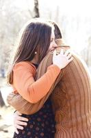 gelukkige vrouw knuffelt haar man op Valentijnsdag foto