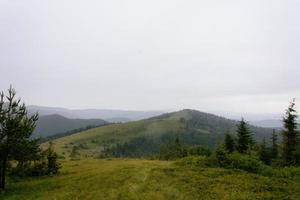 de mistige top van yavorinka in de Oekraïense bergen van de Karpaten foto