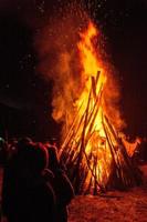 grote felle brand op een feest in het Oekraïense dorp. Oekraïne 2017 jaar foto