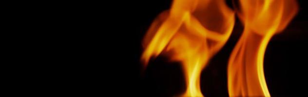 brand achtergrond. abstracte brandende vlam en zwarte achtergrond. foto
