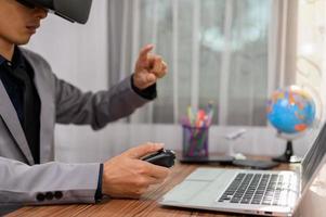 zakenman virtual reality bril vr augmented reality metaverse op virtuele wereld. foto