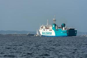 formentera, spanje 2021 - balearia-schip op weg naar ibiza vanuit de haven foto