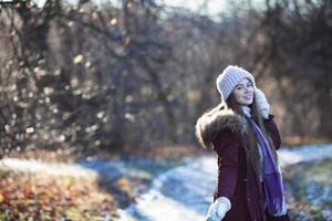 jonge gelukkige en mooie vrouw die in het herfstpark loopt foto