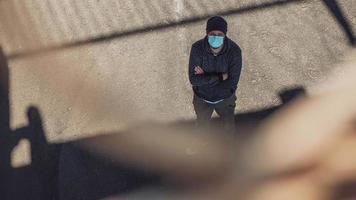 man met een medisch masker voor bescherming foto