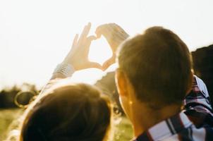 een man met een meisje op een zomerse wandeling in het veld foto