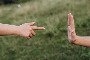 schema van handenschudden en afstand nemen in de psychologie en de wetenschap van het lichaam foto