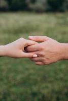 schema van handenschudden en afstand nemen in de psychologie en de wetenschap van het lichaam foto