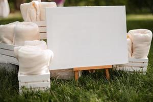 witte pluche dekens in houten kisten foto
