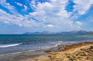 prachtige kust en strand landschap panorama kan picafort mallorca spanje. foto