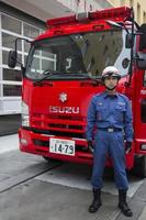 tokyo, japan 2016 - brandweerman van de brandweer van tokyo foto