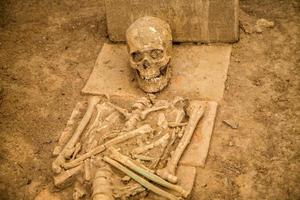 kostolac, servië, 2014 - menselijke resten op viminacium-site in de buurt van kostolac, servië. viminacium was een grote stad van de Romeinse provincie moesia, verwoest in de 6e eeuw. foto