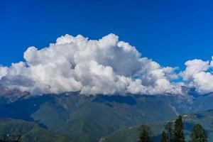 berglandschap tegen bewolkte blauwe hemel in Krasnaya Polyana Sochi foto