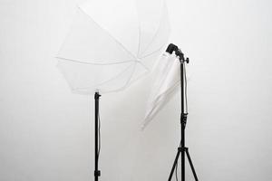 paraplu verlichting voor fotografie. volledige uitrusting voor studiofotografie. creatief project voor het bedrijfsleven. creatieve fotografie-industrie. foto
