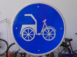 ponorogo 2021. een bord voor het parkeren van fietstaxi's op openbare plaatsen. foto
