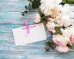huwelijksuitnodiging met roze pioenrozen foto