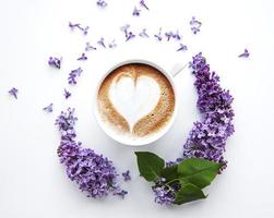 lila bloemen en kopje koffie foto