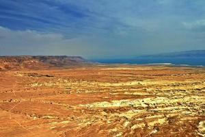 foto van uitzicht op de dode zee vanaf een hoogte vanaf masada