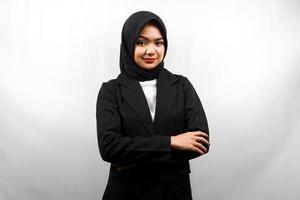 Mooie jonge Aziatische moslim zakenvrouw glimlachend vol vertrouwen met uitgestrekte armen geconfronteerd met de camera geïsoleerd op een witte achtergrond foto