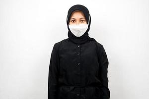 moslimvrouwen die witte maskers dragen, anti-coronavirusbeweging, anti-covid-19-beweging, gezondheidsbeweging met maskers, geïsoleerd op een witte achtergrond foto