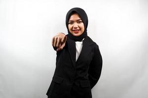 mooie jonge aziatische moslim zakenvrouw met handen die naar de camera wijzen, jou willen, naar jou wijzen, bij je willen zijn, zelfverzekerd, enthousiast en vrolijk glimlachen, geïsoleerd foto
