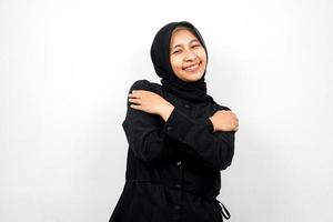 mooie en vrolijke jonge aziatische moslimvrouw die op witte achtergrond wordt geïsoleerd foto