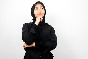 Mooie Aziatische jonge moslimvrouw denken, op zoek naar een idee, er is een probleem, vreemd voelen, er is iets mis, geïsoleerd op witte achtergrond foto