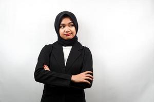 Mooie jonge Aziatische moslim zakenvrouw pruilen, ontevreden, geïrriteerd, ongelukkig, denken, er is iets mis, geconfronteerd met lege ruimte geïsoleerd op witte achtergrond foto
