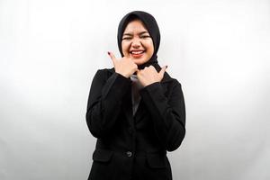 Mooie jonge Aziatische moslim zakenvrouw glimlachend gelukkig, schattig, comfortabel voelen, verzorgd voelen, goed voelen, met handen met kin geïsoleerd op witte achtergrond