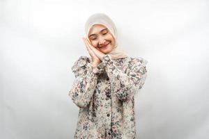 Mooie Aziatische jonge moslimvrouw die vredig slaapt, zich comfortabel voelt, zich gelukkig voelt, geïsoleerd op een witte achtergrond