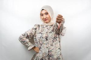 mooie jonge Aziatische moslimvrouw pruilen, kleineren, teleurgesteld, ontevreden, niet goed, slechte baan, waardeloos, zwak, kijken naar camera geïsoleerd op witte achtergrond