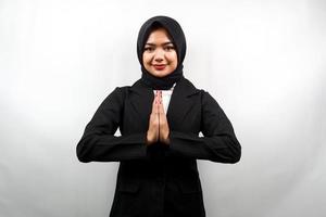 mooie aziatische jonge moslim zakenvrouw met handen op het gezicht, zich verontschuldigend, schuldig voelend, eid ul fitr en eid ul adha, glimlachend zelfverzekerd, enthousiast en vrolijk, geconfronteerd met camera geïsoleerd foto