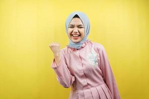 vrolijke mooie jonge moslimvrouw, met gebalde handen, geïsoleerd foto