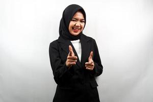 mooie jonge Aziatische moslim zakenvrouw glimlachend zelfverzekerd, enthousiast en vrolijk met handen wijzend op camera, handen wijzend op publiek, geconfronteerd met camera geïsoleerd op witte achtergrond foto