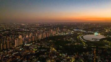 curitiba in parana, Brazilië. antenne visie. geweldig zonsondergang met keer bekeken van gebouwen en tangua park. meer met reflectie. foto