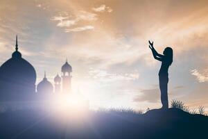 silhouet van vrouw bidden, religie concept foto
