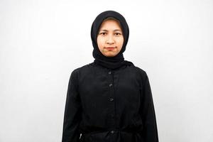 mooie jonge aziatische moslimvrouw die op witte achtergrond wordt geïsoleerd