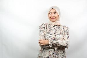 Mooie jonge Aziatische moslimvrouw pruilen, ontevreden, geïrriteerd, ongelukkig, denken, er is iets mis, geconfronteerd met lege ruimte geïsoleerd op witte achtergrond foto