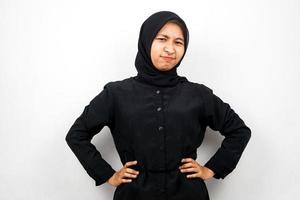 Mooie jonge Aziatische moslimvrouw met boze uitdrukking, ernstig, geïsoleerd op een witte achtergrond foto