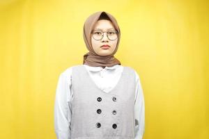 mooie aziatische jonge moslimvrouw die camera bekijkt die op gele achtergrond wordt geïsoleerd