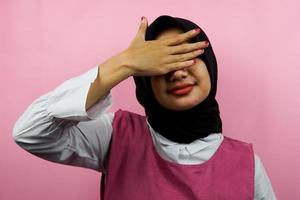 close-up van mooie jonge moslimvrouw die haar ogen geïsoleerd sluit foto