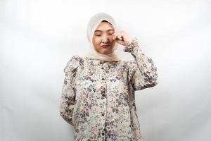 Mooie jonge moslimvrouw huilen, handen vegen tranen, geïsoleerd op een witte achtergrond foto