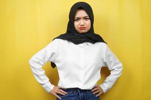 mooie jonge aziatische moslimvrouw die pruilt, boos, geïrriteerd, ontevreden, ongemakkelijk, zich gepest voelt, voorgelogen, kijkend naar camera geïsoleerd op gele achtergrond
