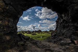 2021 08 13 myvatn wolken en rotsen foto