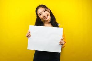 mooie en schattige jonge vrouw vrolijk met lege lege banner, plakkaat, wit bord, leeg bord, wit reclamebord, iets presenteren in kopieerruimte, promotie foto