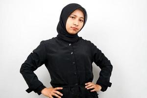 mooie jonge aziatische moslimvrouw boos, pruilend, geïrriteerd, ontevreden, ongemakkelijk, gepest, gelogen, kijkend naar camera geïsoleerd op witte achtergrond foto