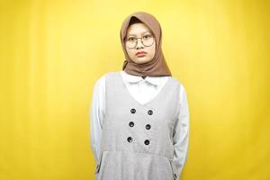 mooie aziatische jonge moslimvrouw die camera bekijkt die op gele achtergrond wordt geïsoleerd