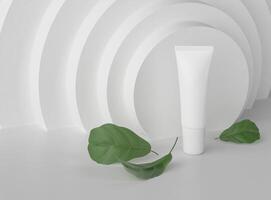 knijp tube voor het aanbrengen van crème of cosmetica op een witte achtergrond. foto