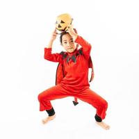 portret Aziatisch klein schattig meisje in kwaad kostuum voor Halloween-festival met pompoen foto