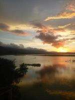 een limboto meerzicht in de middag. zonsondergang op limboto-meer, indonesië